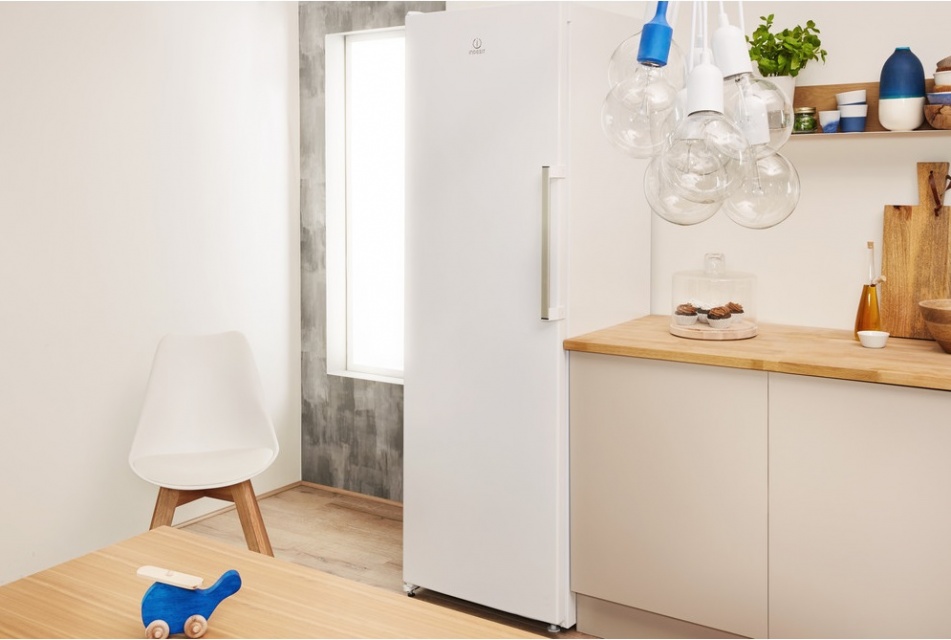 INDESIT Freezer UI6 F1T W1 Energy efficiency class F, Upright, Brīvi stāvošs, Height 167  cm, Total net capacity 233 L, White Horizontālā saldētava