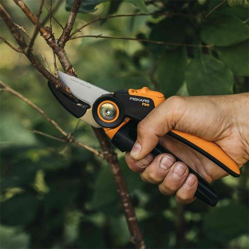 Fiskars PowerGear P941 rolling handle pruning shears (black/orange, anvil shears) Šķēres