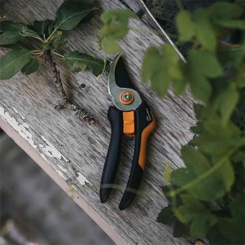 Fiskars Solid M Bypass Secateurs P321 (orange/black) Šķēres