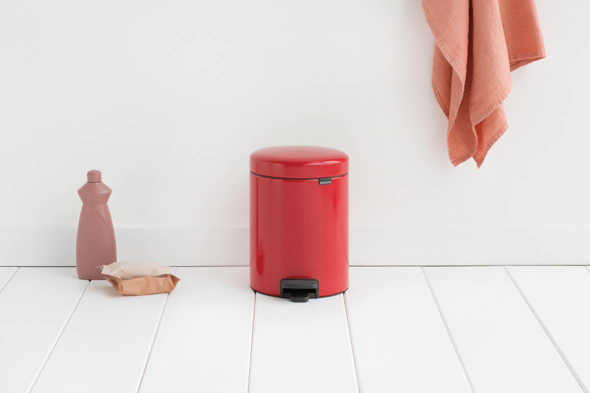 BRABANTIA atkritumu tvertne ar pedāli NewIcon, 5 l, Passion Red 112089 112089 (8710755112089) atkritumu tvertne