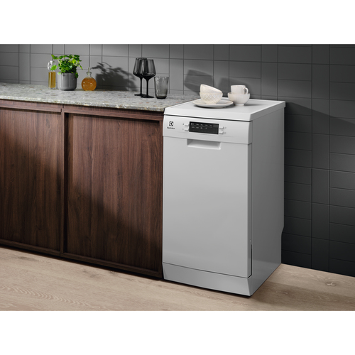 Electrolux 600 Slim, 10 komplekti, platums 44.6 cm, balta - Trauku mazgajama masina mūzikas centrs